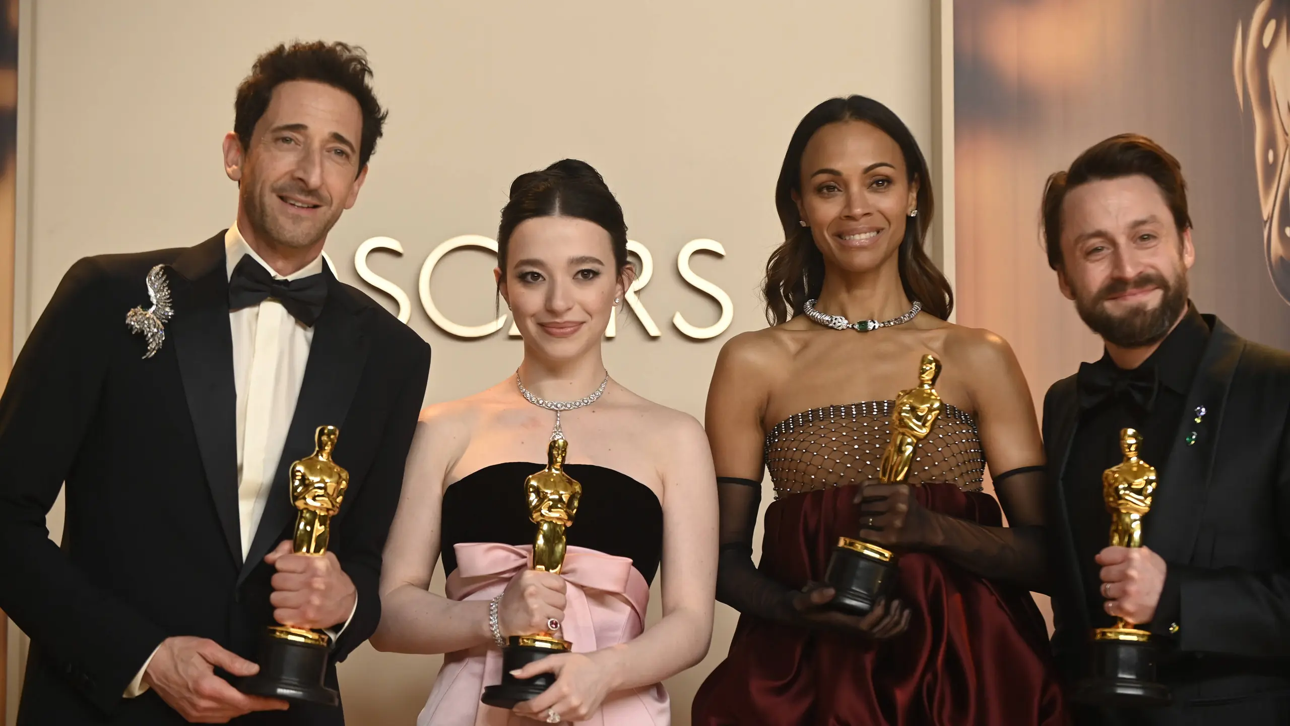 Die Schauspieler:innen Adrien Brody, Mikey Madison, Zoë Saldaña und Kieran Culkin (v.l.) mit ihren Oscars